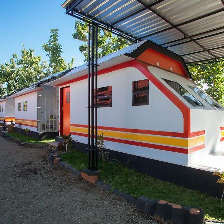 Hotel RedDoorz near Banyuwangi Kota Train Station Exterior foto