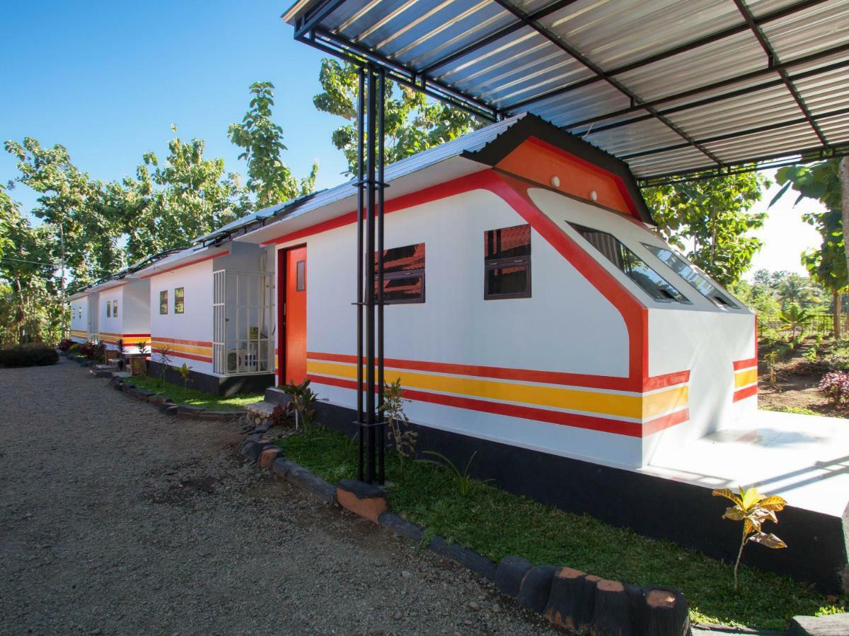 Hotel RedDoorz near Banyuwangi Kota Train Station Exterior foto