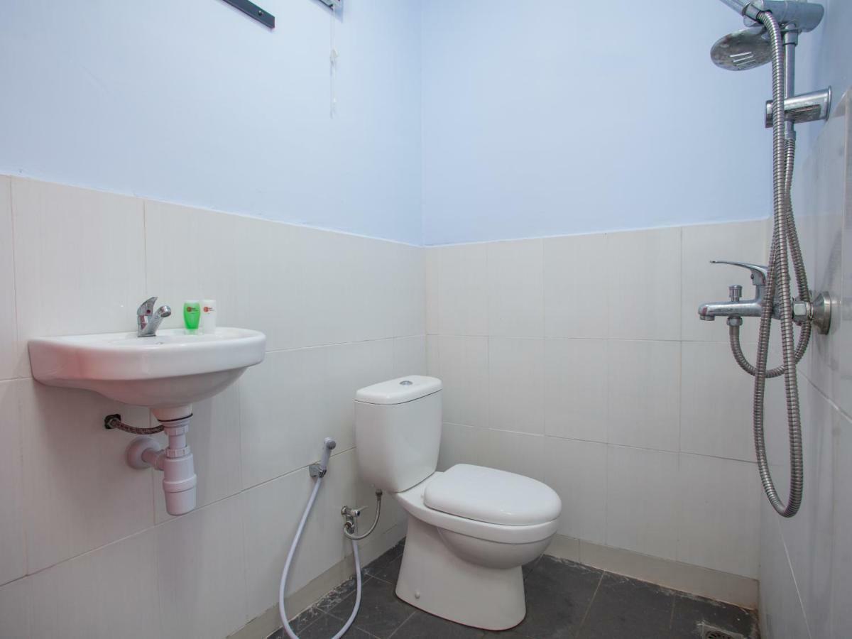 Hotel RedDoorz near Banyuwangi Kota Train Station Exterior foto