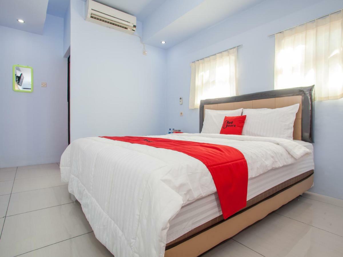 Hotel RedDoorz near Banyuwangi Kota Train Station Exterior foto