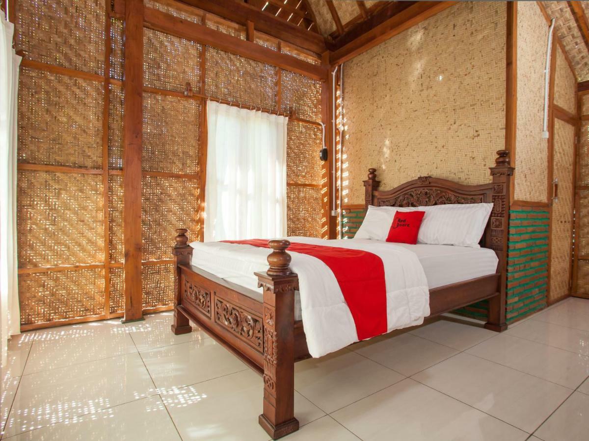 Hotel RedDoorz near Banyuwangi Kota Train Station Exterior foto