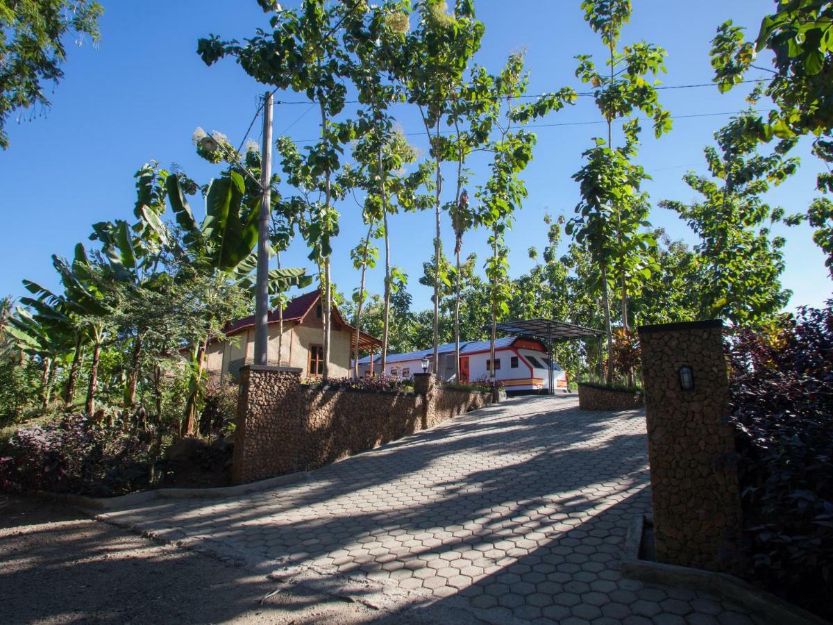 Hotel RedDoorz near Banyuwangi Kota Train Station Exterior foto