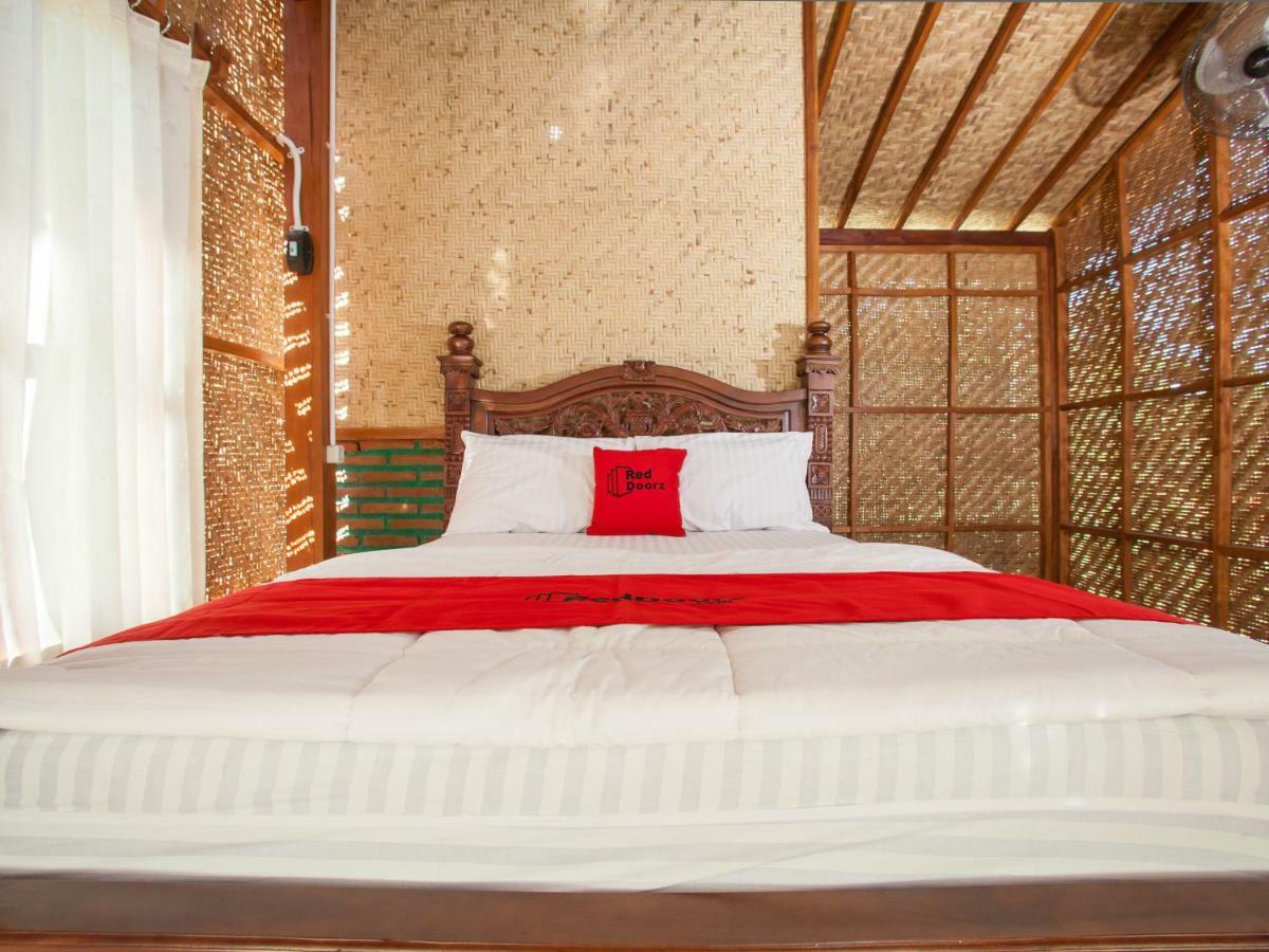 Hotel RedDoorz near Banyuwangi Kota Train Station Exterior foto
