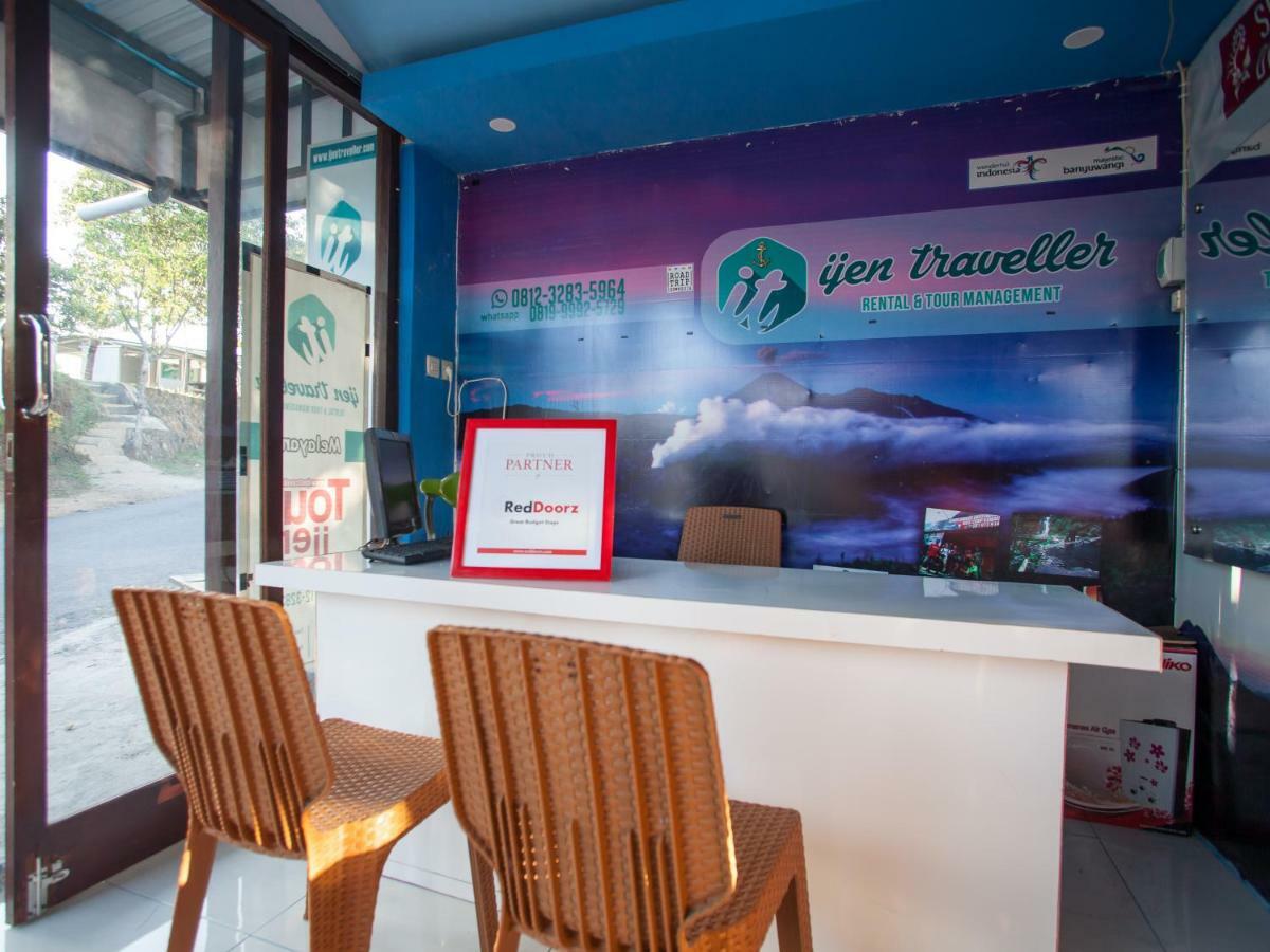Hotel RedDoorz near Banyuwangi Kota Train Station Exterior foto