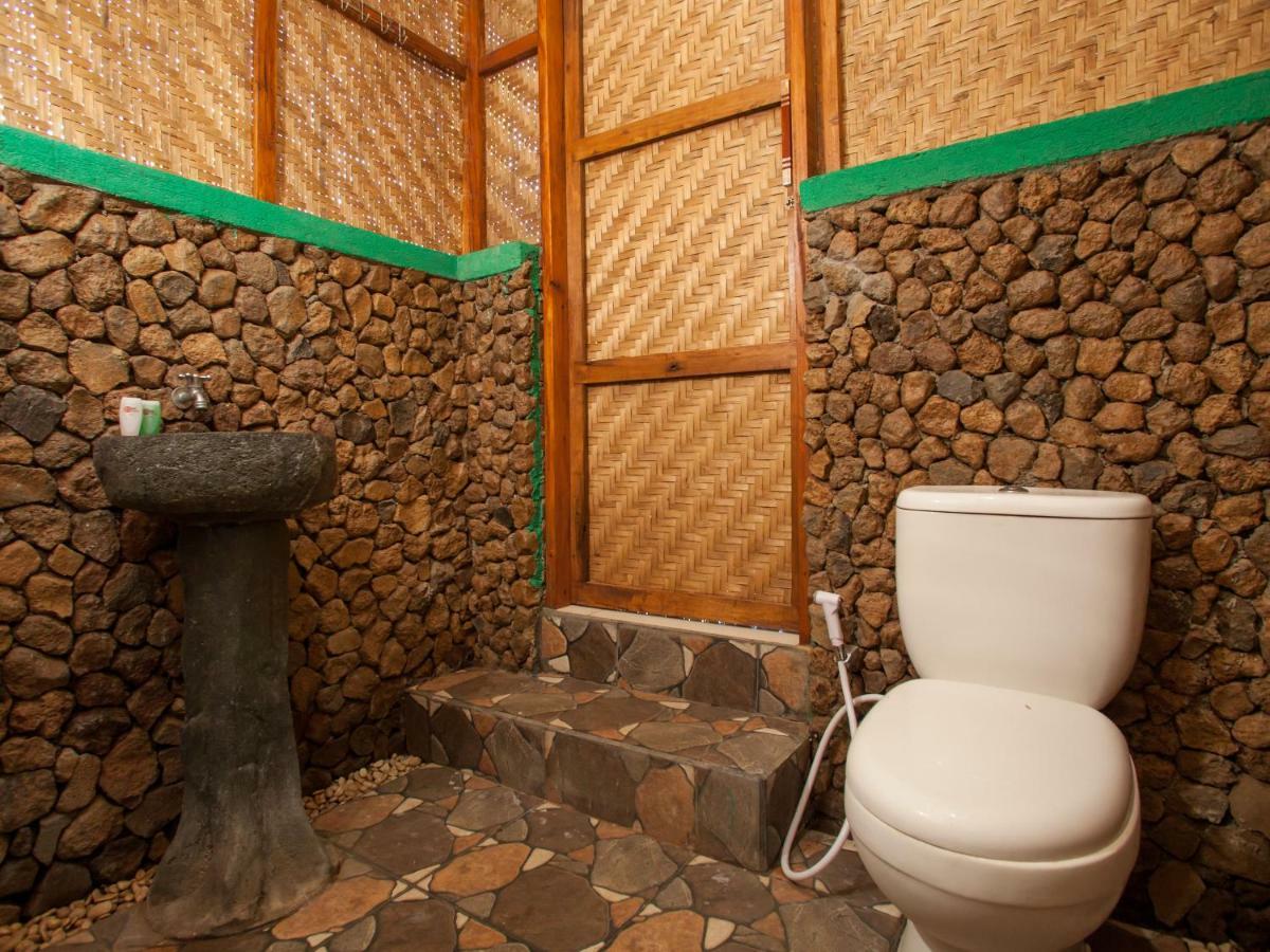 Hotel RedDoorz near Banyuwangi Kota Train Station Exterior foto