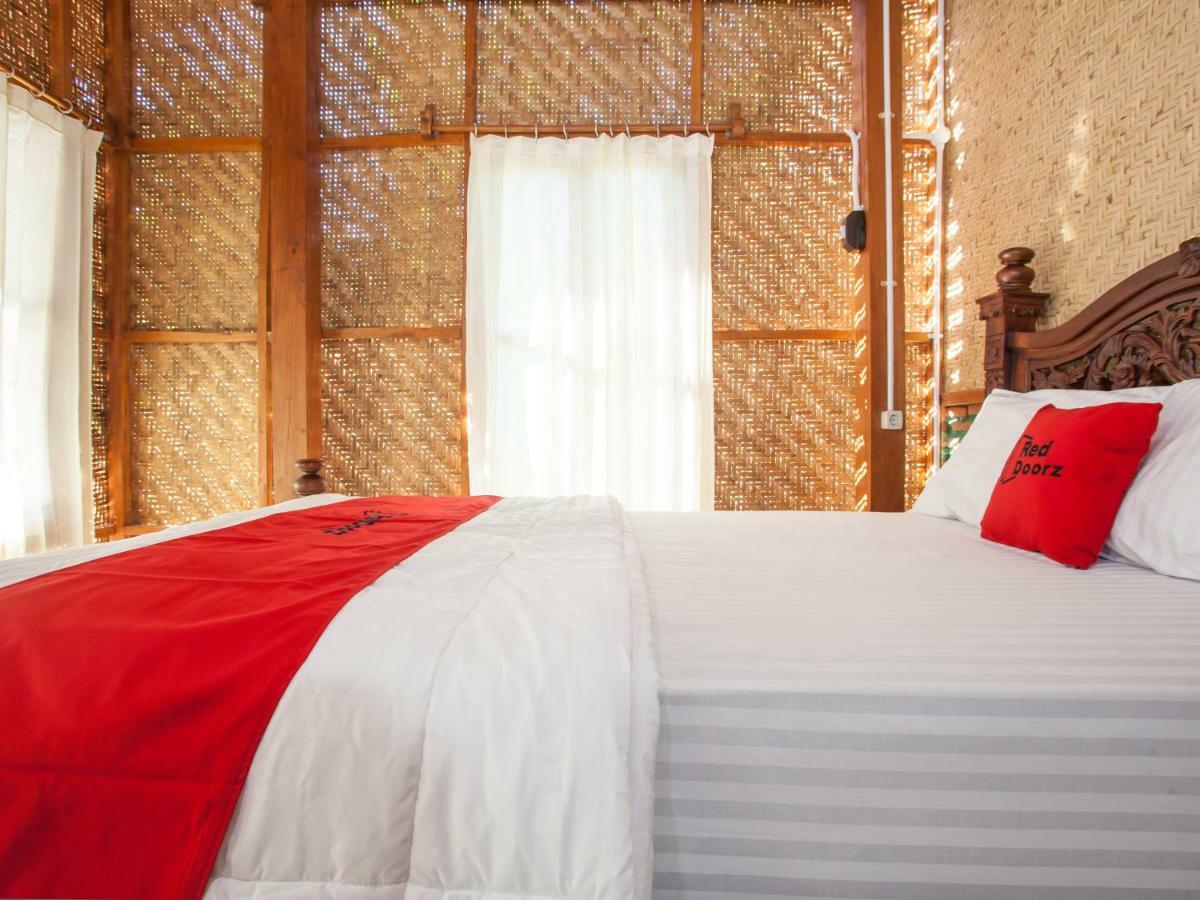 Hotel RedDoorz near Banyuwangi Kota Train Station Exterior foto