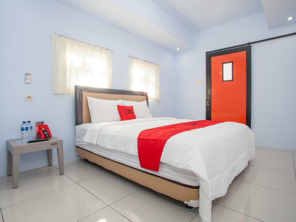Hotel RedDoorz near Banyuwangi Kota Train Station Exterior foto